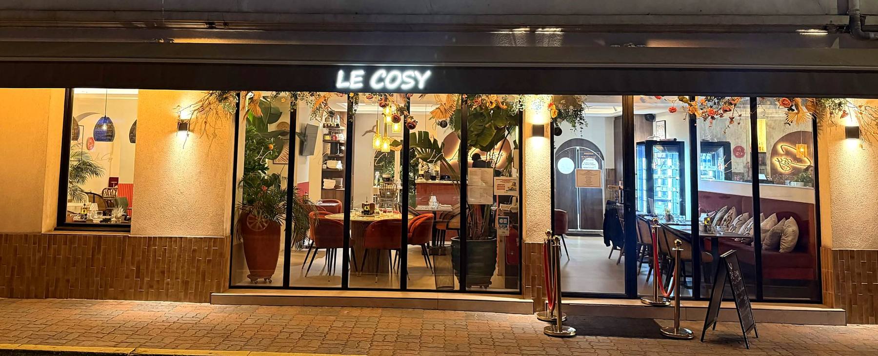 La devanture du Cosy le soir, avenue Michel Jourdan à Cannes La Bocca
