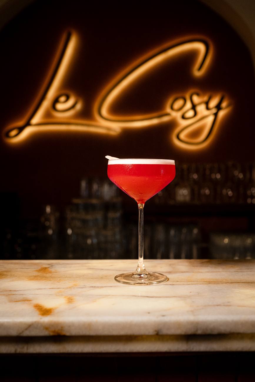 Cocktail sans alcool devant le néon du Cosy